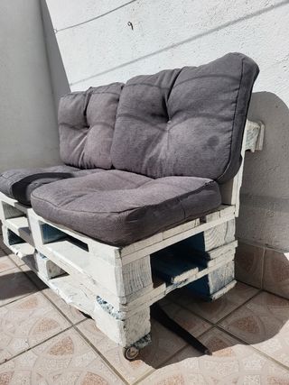 Sofá hecho con palets y cojines 