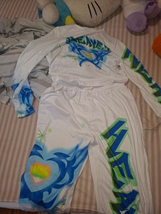 Conjunto deportivo blanco y azul
