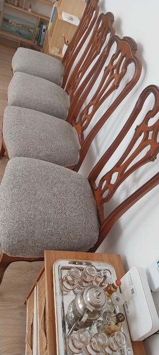 Juego de 4 Sillas Clásicas de Madera