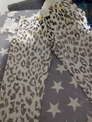Pantalón blanco con estampado animal print dorado.