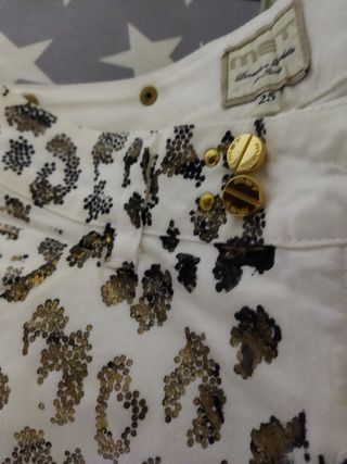 Pantalón blanco con estampado animal print dorado.