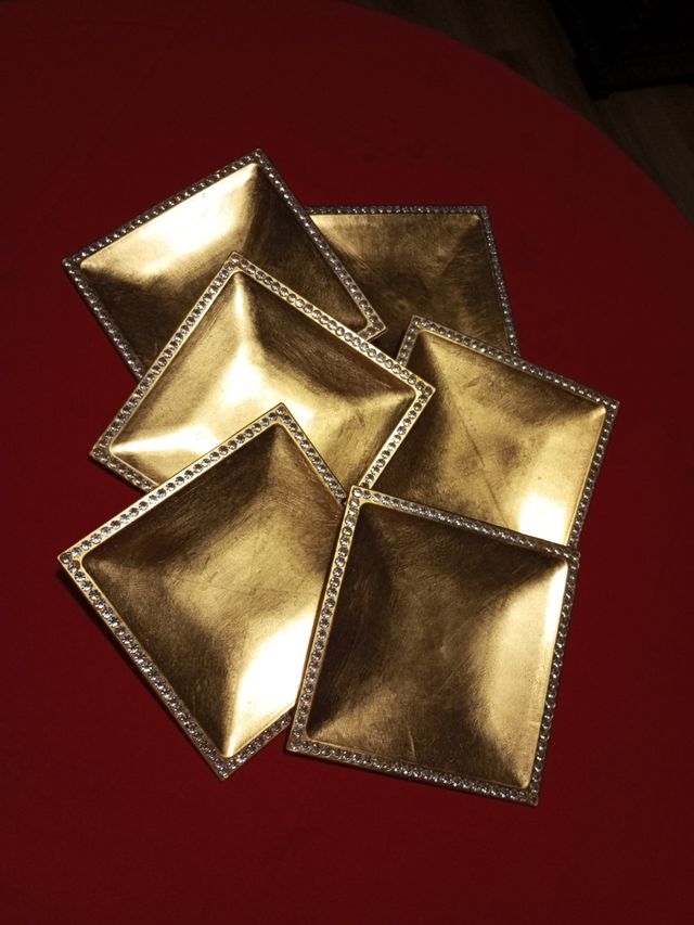 Platos de celebración dorados con borde de cristal