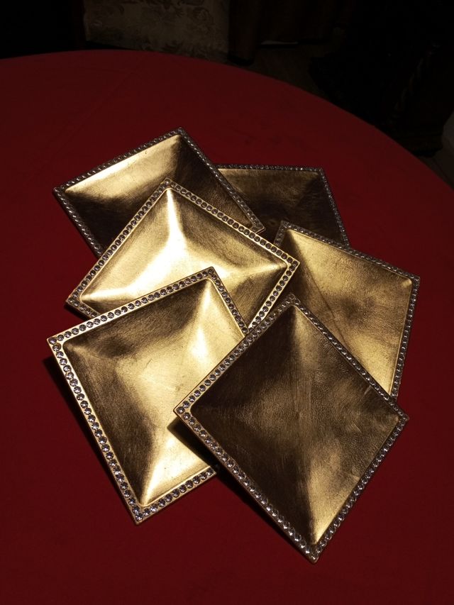 Platos de celebración dorados con borde de cristal