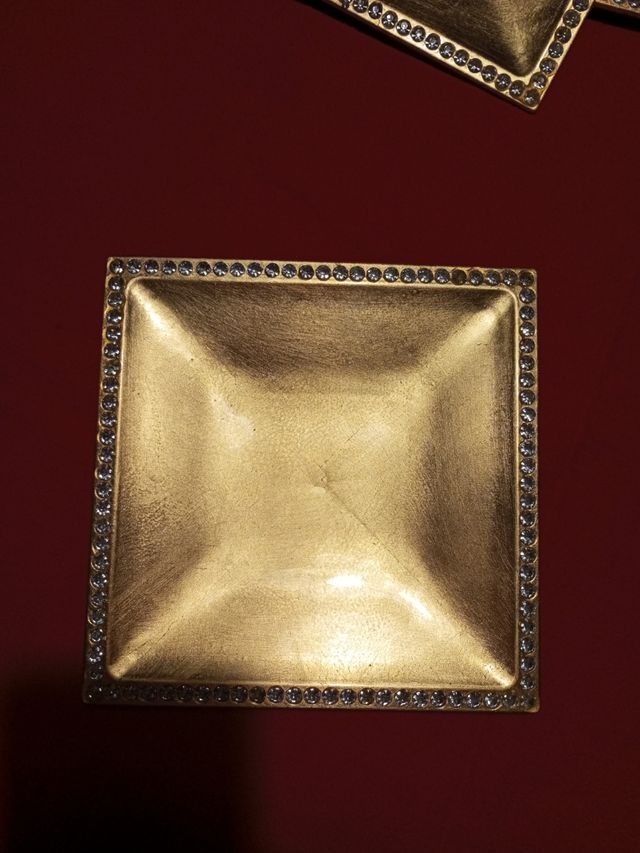 Platos de celebración dorados con borde de cristal