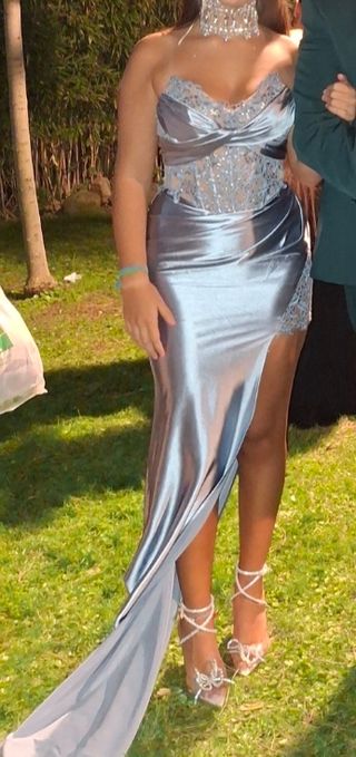 Vestido de fiesta plateado con encaje