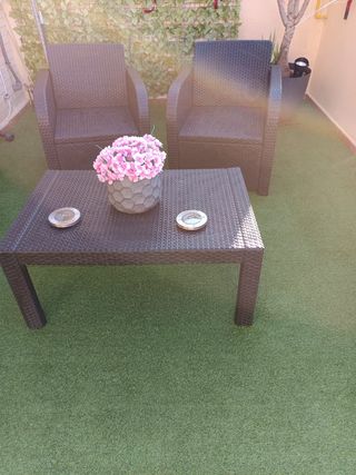 Mesa y 2 sillones de terraza ratán
