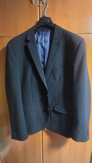 Chaqueta de vestir negra.