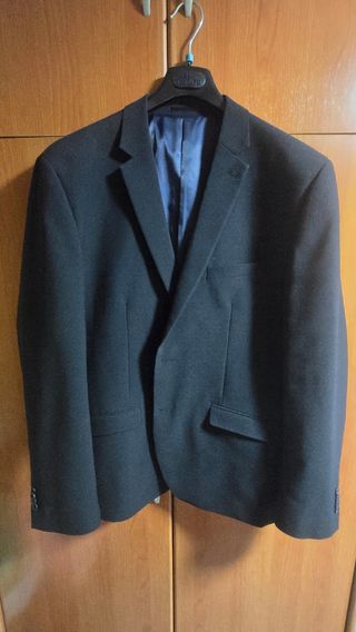 Chaqueta de vestir negra.