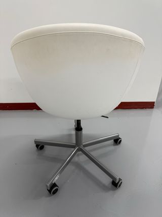 Butaca giratoria de cuero blanco