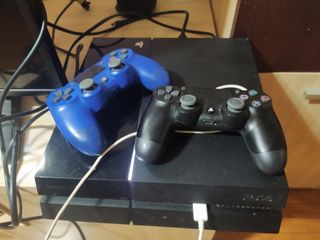 PS4 con 2 mandos y cables