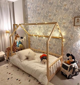 Cama infantil de madera.