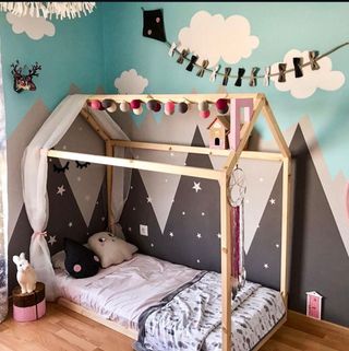 Cama infantil de madera.