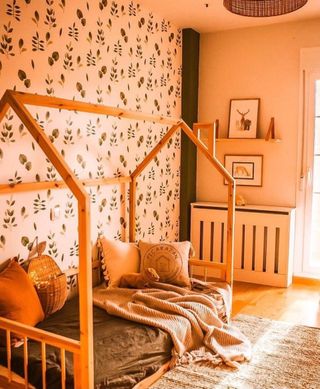 Cama infantil de madera.