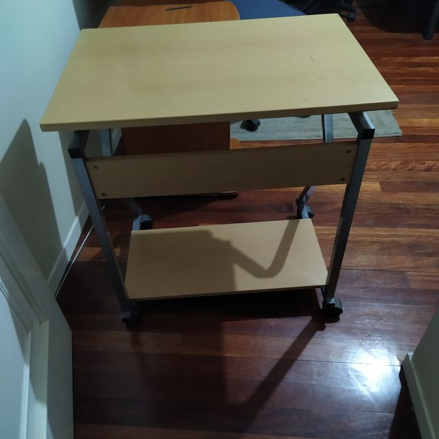 Escritorio madera y metal con ruedas