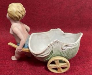 DELICADA FIGURA ANTIGUA DE QUERUBÍN CON CARRO