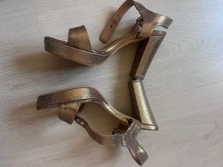 Sandalias doradas Cortefiel tacón talla 40