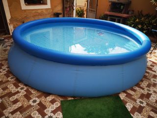 Piscina hinchable azul