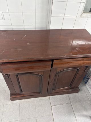 Aparador antiguo, modelo clásico en caoba maciza