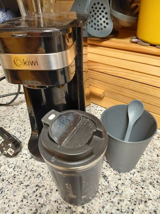 Cafetera Kiwi y 2 Vasos