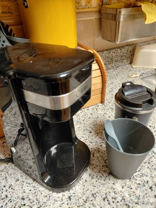 Cafetera Kiwi y 2 Vasos