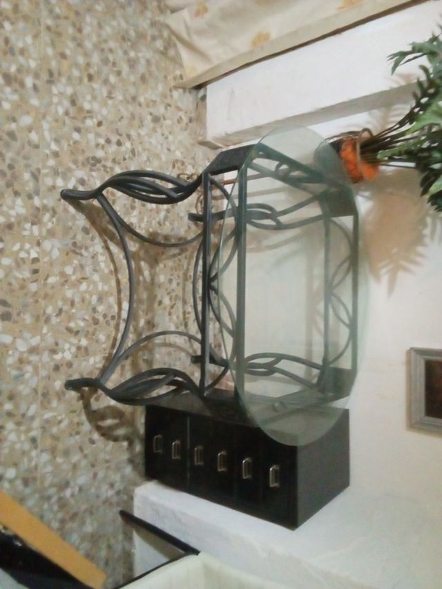 Mesa metálica negra con cristal