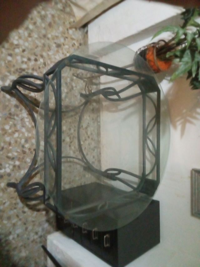 Mesa metálica negra con cristal