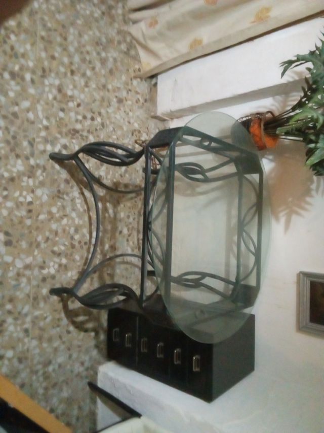 Mesa metálica negra con cristal