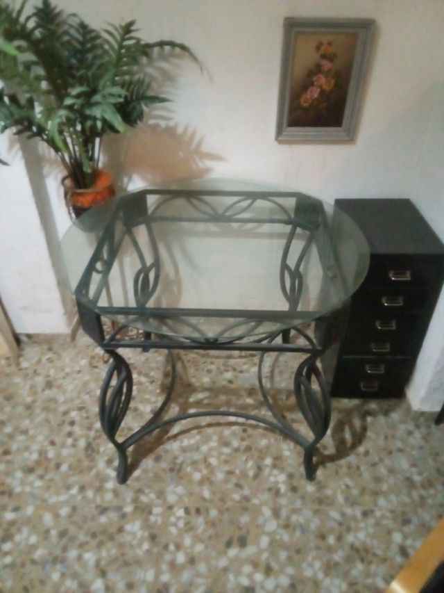 Mesa metálica negra con cristal