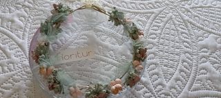 Broche y diadema comunión flores