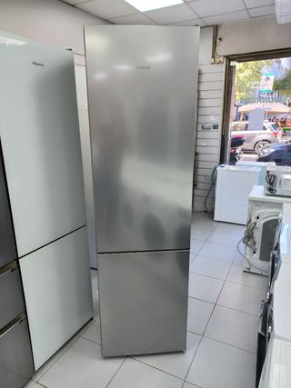 Nevera nueva con pequetas marca Siemens 2.m