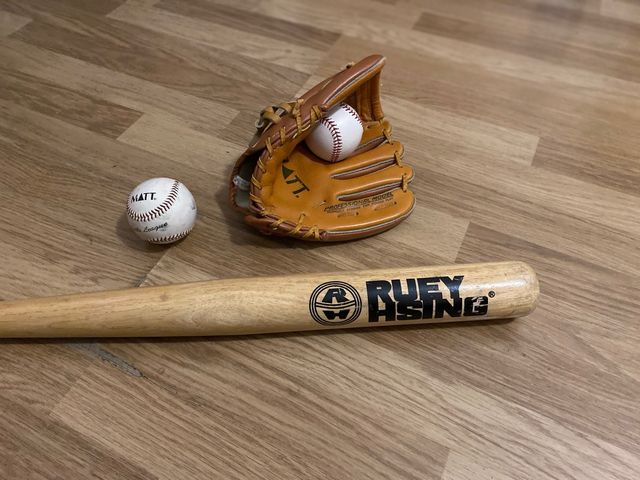 Bate, guante y pelotas de béisbol