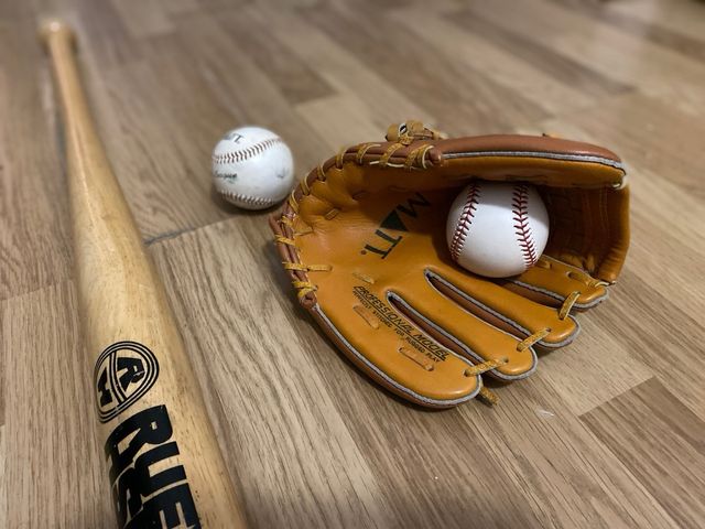 Bate, guante y pelotas de béisbol