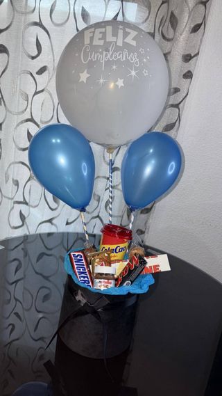 Arreglo de globos y dulces para regalo