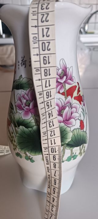 Vaso in porcellana con fiori di loto