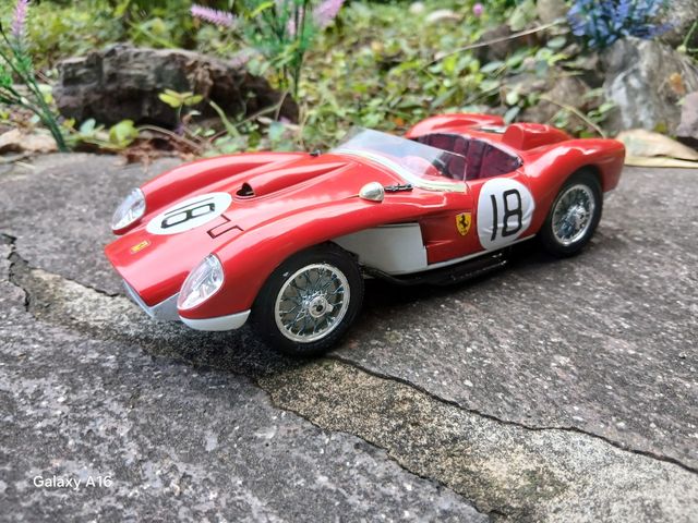 Ferrari Testarossa 1:18 personalizzata biancarossa