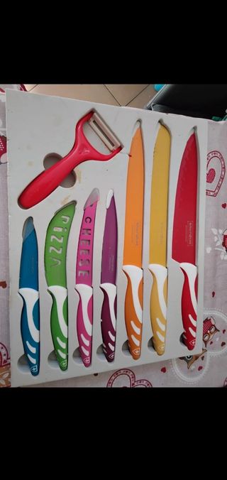 Set Coltelli Colorati con Pelapatate. In ceramica.