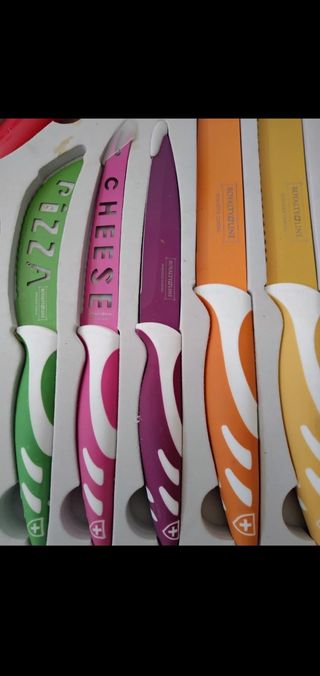 Set Coltelli Colorati con Pelapatate. In ceramica.