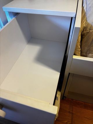 Cama infantil, cajones, estanteria y mesa.