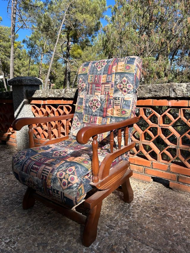 2 Mecedoras de madera con cojines