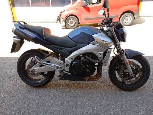 Suzuki GSR 600 Azul y Plata