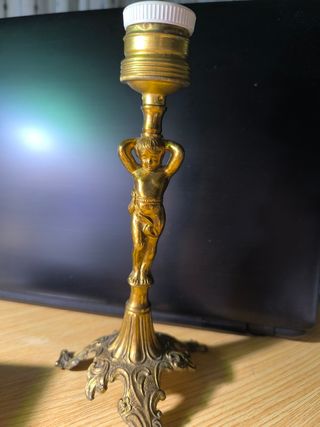 Lámpara de mesa antigua de metal dorado