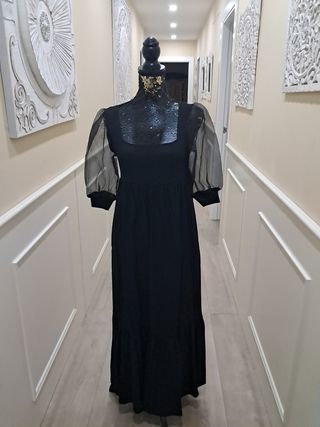 Vestido largo negro con mangas abullonadas