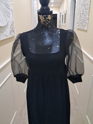 Vestido largo negro con mangas abullonadas