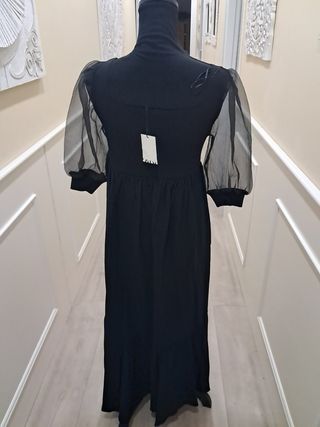 Vestido largo negro con mangas abullonadas