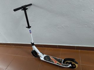 Patinete infantil blanco con diseño