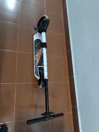 Patinete infantil blanco con diseño