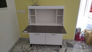 Scrittoio bianco con cassetti ed ante.