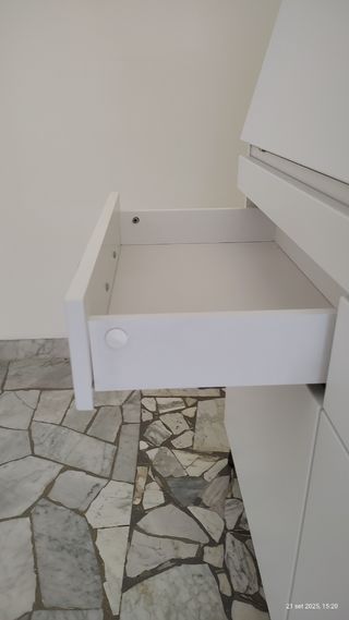 Scrittoio bianco con cassetti ed ante.