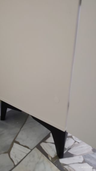 Scrittoio bianco con cassetti ed ante.
