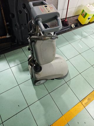 Limpiadora de suelos semiautomática